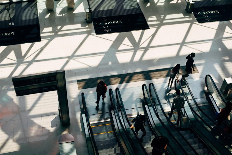 Escaleras mecánicas en el aeropuerto