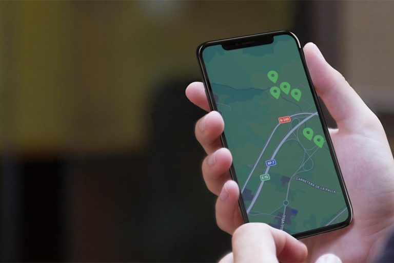 Smartphone indicando la geolocalización